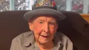 Jake Larson, vétéran américain star de TikTok, s'éteint à 102 ans