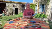 Jean-Christophe Vinsonneau, forgeron d'art dans l'Hérault, façonne des couteaux uniques