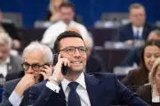 Jordan Bardella veut retirer le drapeau européen de l'Élysée et Matignon