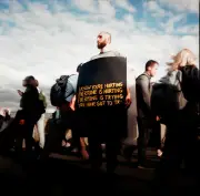 Joshua Idehen : l'ambivalence entre l'espoir et la réalité dans la musique contemporaine