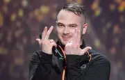 Jul annonce son 37e album « Oubliez-moi » pour le 15 mai, avant ses concerts au Stade de France