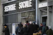 La dématérialisation des services publics aggrave l'accès aux droits, alerte la Défenseure