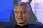 La naturalisation de George Clooney soulève des questions d'équité et de transparence