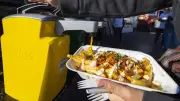 La poutine : nouveau plat national québécois, entre histoire et convivialité