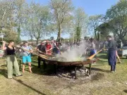 Lanton célèbre Pâques avec une chasse aux œufs et l'omelette à l'aillet sur la place de Courcy