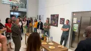 L'artiste Komivi expose son univers vibrant à la médiathèque Simone-Veil