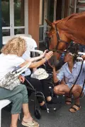 Laura Cappoen et son cheval Vivaldi offrent des séances de médiation équine en Ehpad