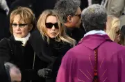 Laura Smet rend hommage à sa mère Nathalie Baye après son décès à Paris