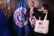 Le chef de la police anti-immigration de Trump quitte son poste après des violences