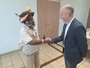 Le chef papou Mundiya Kepanga en visite à Mios pour défendre les forêts