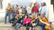 Le groupe De si de la anime un bal folk printanier à Saussan