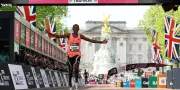 Le Kenyan Sabastian Sawe premier homme sous les deux heures au marathon