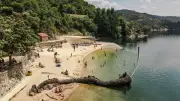 Le lac de Villefort, joyau de baignade au cœur des Cévennes lozériennes