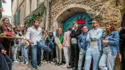 Le Lancé d'Espadrilles : Un Sport Artistique Illumine la Rue Fresque à Nîmes