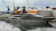 Le megayacht Whisper, long comme un terrain de foot, arrive à Sète