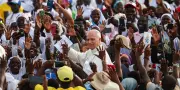 Le pape François défend la paix en Afrique face à Donald Trump