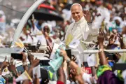 Le pape Léon XIV rassemble 120 000 fidèles au Cameroun et dénonce les tyrans