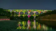 Le Pont du Gard s'illumine avec Robert Combas : une fusion artistique antique et moderne