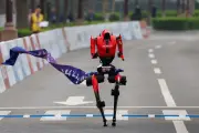 Le robot Lightning bat le record du semi-marathon, signe de l'IA incarnée