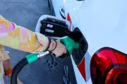 Leclerc annonce une baisse des carburants de 10 à 15 centimes, mais exclut un retour aux prix d'avant-guerre