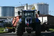Les agriculteurs du Lot-et-Garonne dénoncent l'augmentation du GNR avec humour
