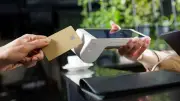 Les cartes biométriques remplacent les codes secrets : une révolution bancaire en marche