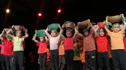 Les écoliers voyagent en Afrique grâce à la musique et la danse traditionnelles