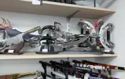 Les douanes découvrent un arsenal de 3.511 armes blanches dans un entrepôt francilien
