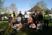Les jeunes élus de Lons plantent un orme du Japon pour la paix à l'hôtel de ville