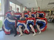 Les élèves de danse offrent un avant-goût de French Cancan aux résidents de l'Ehpad