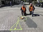 Les motards de Charente-Maritime dénoncent les nids-de-poule avec des œufs de Pâques