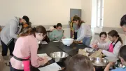 Les petits cuistots de Belvézet préparent des cookies avec Céline