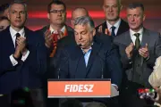 Les politiques français saluent la défaite de Viktor Orban, le RN fait exception