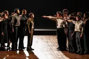 À l'Opéra Garnier, Satyagraha fusionne brillamment le feu et le verre