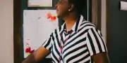 Lucia Withnel, enseignante, craint la stigmatisation avec son appareil auditif visible