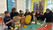 À Lunel-Viel, des enfants créent une piñata ananas pour le carnaval tropical