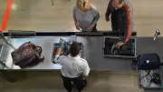 Mauvaise blague à l'aéroport : « J'ai une bombe dans ma valise » fait annuler le vol