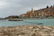 Menton : une digue sous-marine protège désormais les plages privées des Sablettes