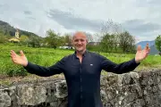 Michel Villano, l'homme aux mille voix, renaît dans la Tinée et remonte sur scène à Villeneuve-Loubet