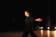 Mina Kavani présente son spectacle « I'm deranged » à Ligueux