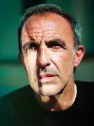 Nikos Aliagas : de l'ombre des studios à la lumière des écrans, un destin télévisuel