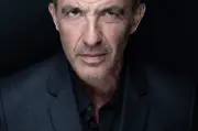 Nikos Aliagas révèle l'origine de sa passion pour la photographie et son exposition sur le grand âge
