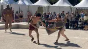 Nîmes : combats de gladiateurs réalistes place Péri avant le spectacle aux arènes