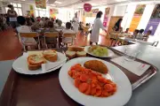 Néons interactifs et assiettes silencieuses : les innovations contre le bruit en cantine scolaire
