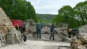 Notre Dame de Lorette : les bénévoles coulent la neuvième dalle