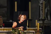 Obsèques de Nathalie Baye : une foule d'anonymes et de stars lui rendent hommage