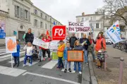 Parents mobilisés à La Rochelle contre la fermeture d'une classe à Taugon