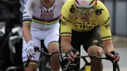 Paris-Roubaix 2026 : Wout van Aert triomphe au sprint face à Tadej Pogacar après une course épique