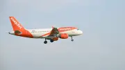 Passager délirant tente d'entrer dans le cockpit d'un vol EasyJet Lyon-Porto