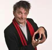Pierre Aucaigne présente « Cessez » : un spectacle caritatif pour la cause canine à Montfort